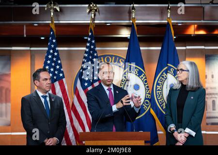 Washington, Stati Uniti. 06th Dec, 2022. Il rappresentante Hakeem Jeffries (D-N.Y.), il leader eletto della minoranza della Camera, interviene in una conferenza stampa con il rappresentante Pete Aguilar, il presidente eletto del Parlamento democratico Caucus, e il rappresentante Katherine Clark (D-ma), il deputato eletto della minoranza della Camera, negli Stati Uniti Capitol, a Washington, DC, martedì 6 dicembre, 2022. (Graeme Sloan/Sipa USA) Credit: Sipa USA/Alamy Live News Foto Stock