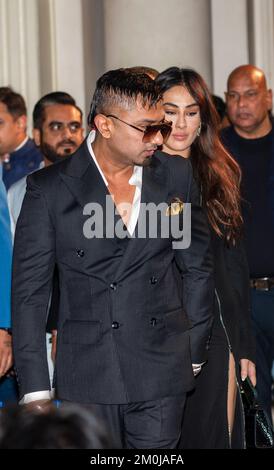 Nuova Delhi, India. 06th Dec, 2022. YO Yo Honey Singh un produttore musicale, rapper, cantante-cantautore arriva con la sua ragazza Tina Thadani durante Toddy App (Toddy App è vita notturna e Party App) lancio evento a Delhi. Credit: SOPA Images Limited/Alamy Live News Foto Stock