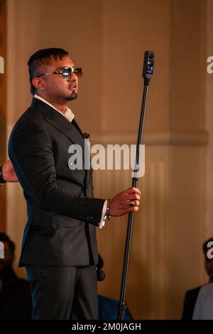Nuova Delhi, India. 06th Dec, 2022. YO Yo Honey Singh un produttore musicale, rapper, cantautore registra un video con una telecamera a 360 gradi durante l'evento di lancio di Toddy App (Toddy App è vita notturna e Party App) a Delhi. Credit: SOPA Images Limited/Alamy Live News Foto Stock