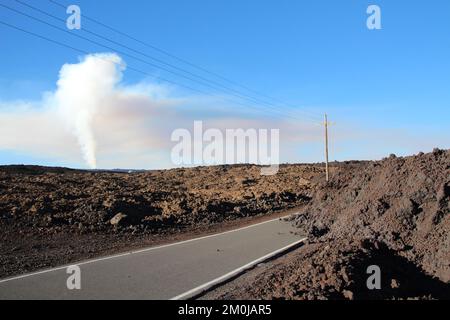 Mauna Loa, Hawaii, Stati Uniti. 2nd Dec, 2022. Il flusso di lava di Mauna Loa del 2022 attraversò la strada che conduce all'Osservatorio di Mauna Loa entro le prime 24 ore dall'inizio dell'eruzione. Il 2 dicembre, gli equipaggi di campo di monitoraggio USGS hanno visitato il margine orientale in cui il flusso di lava copriva la strada. Il pennacchio della fessura 3 è visibile sullo sfondo. (Credit Image: © N. Deligne/USGS/ZUMA Press Wire Service) Foto Stock