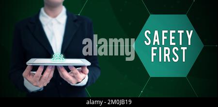 Didascalia di testo che presenta prima la sicurezza. Parola per evitare qualsiasi rischio non necessario vivere in modo sicuro prestare attenzione Foto Stock