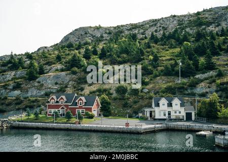 Gruppo di nuove case di vacanza costruito sulla costa Bay Terranova, Canada. Foto di alta qualità Foto Stock