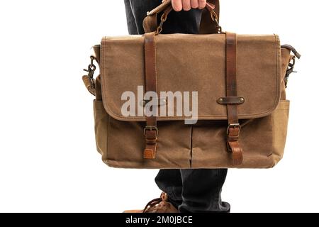 uomo che trasporta la borsa, i documenti e il laptop Foto Stock