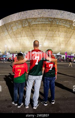 Lusail, Doha, Qatar, Qatar. 6th Dec, 2022. DOHA, QATAR - 6 DICEMBRE: Tifosi del Portogallo di fronte allo stadio prima della Coppa del mondo FIFA Qatar 2022 Round of 16 match tra Portogallo e Svizzera al Lusail Stadium il 6 dicembre 2022 a Lusail, Qatar. (Credit Image: © Florencia Tan Jun/PX Imagens via ZUMA Press Wire) Foto Stock