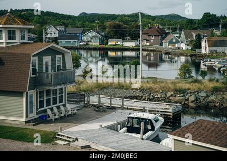 Gruppo di nuove case di vacanza costruito sulla costa Bay Terranova, Canada. Foto di alta qualità Foto Stock