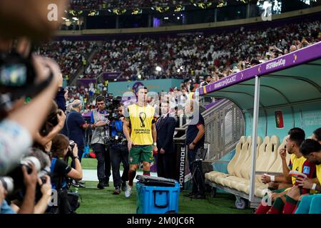 Lusail, Doha, Qatar, Qatar. 6th Dec, 2022. DOHA, QATAR - 6 DICEMBRE: Giocatore del Portogallo Cristiano Ronaldo va in panchina prima della Coppa del mondo FIFA Qatar 2022 turno di 16 partita tra Portogallo e Svizzera al Lusail Stadium il 6 dicembre 2022 a Lusail, Qatar. (Credit Image: © Florencia Tan Jun/PX Imagens via ZUMA Press Wire) Foto Stock