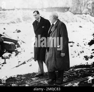 Fotografia in bianco e nero d'epoca scattata il 18th dicembre 1935 che mostra il Principe Giorgio, il Duca di Kent, durante una visita al Waingroves Brickyard a Codnor nel Derbyshire, Inghilterra. Il Duca fu ucciso in un incidente aereo mentre serviva nella Royal Air Force, nel 1942. Foto Stock