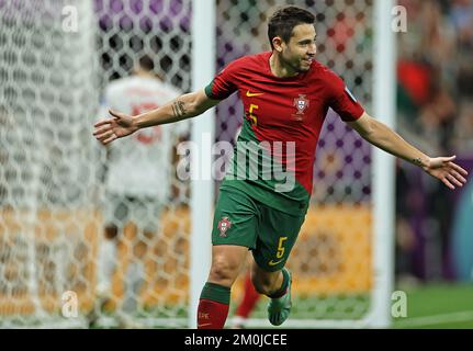 Lusail Stadium, Qatar. 6th Dec, 2022. Coppa del mondo FIFA, finale 16 tappa, Portogallo contro Svizzera: Raphael Guerreiro del Portogallo festeggia il suo gol per 4-0 con il credito di 55th minuti: Action Plus Sports/Alamy Live News Foto Stock