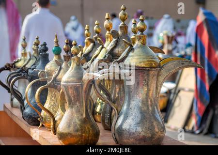 Antiche dalle, tradizionali cialde di caffè arabe, in un mercato a Riyadh, Arabia Saudita. Foto Stock