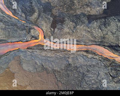 Mauna Loa, Hawaii, Stati Uniti. 4th Dec, 2022. Vista aerea del canale di lava della fessura 3, che erutta dalla zona nord-orientale del Rift di Mauna Loa il 4 dicembre 2022. Le velocità del canale qui, più vicine alla bocca dove i canali sono stretti, sono state misurate a 26-36 piedi al secondo (8.2-11 metri al secondo) il 5 dicembre 2022. Tuttavia, un pendio più lontano, l'ampio fronte del flusso lavico avanza lentamente a una velocità media di circa 20 piedi all'ora (6 metri all'ora) nel periodo di 24 ore precedente al 5 dicembre 2022. Credit: USGS/ZUMA Press Wire Service/ZUMAPRESS.com/Alamy Live News Foto Stock