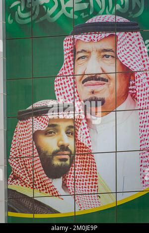 Grande cartellone con re Salman e principe ereditario Mohammed a Riyadh, Arabia Saudita. Foto Stock
