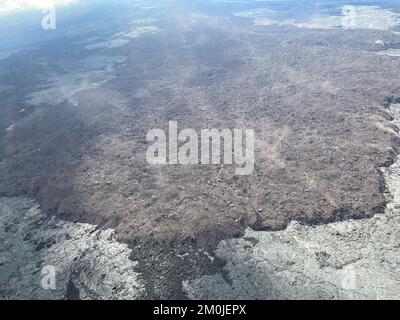 Mauna Loa, Hawaii, Stati Uniti. 4th Dec, 2022. Fotografia aerea del fronte del flusso lavico della fessura 3. La fessura 3 erutta a un'altitudine di circa 3510 m (11.500 piedi) sopra il livello del mare sulla zona di Rift Nordest di Mauna Loa. Dalle 12 Dicembre 4 il fronte di flusso aveva avanzato circa 10 miglia (16 km) in discesa ed era circa 2,25 miglia (3,6 km) dalla Daniel K. Inouye Highway (Saddle Road). Credit: USGS/ZUMA Press Wire Service/ZUMAPRESS.com/Alamy Live News Foto Stock