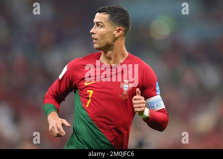 Lusail, Qatar. 06th Dec, 2022. Cristiano Ronaldo del Portogallo segna ma guarda il linesman che sventola la sua bandiera fuori-gioco durante la Coppa del mondo FIFA Qatar 2022 round del 16 partita tra Portogallo e Svizzera al Lusail Stadium di Lusail, in Qatar, il 6 dicembre 2022. Foto di Peter Dovgan. Solo per uso editoriale, licenza richiesta per uso commerciale. Non è utilizzabile nelle scommesse, nei giochi o nelle pubblicazioni di un singolo club/campionato/giocatore. Credit: UK Sports Pics Ltd/Alamy Live News Foto Stock