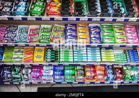 Miami Florida, Westar Mart, interno, caramelle Gum ments Trident Mentos Extra, mini-market alimentari bodega drogheria, vendita display retai Foto Stock