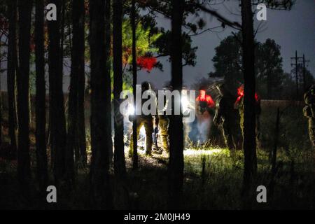 Fort Polk, Louisiana, Stati Uniti. 6th Nov 2022. I paracadutisti assegnati alla Brigade Combat Team 1st, 82nd Airborne Division ingaggano combattenti nemici durante la rotazione del Joint Readiness Training Command (JRTC) a Fort Polk, Louisiana, novembre. 6, 2022. La rotazione JRTC 23-01 serve a migliorare la preparazione dell'unità all'attivazione e a supportare la brigata. Credito: USA Army/ZUMA Press Wire Service/ZUMAPRESS.com/Alamy Notizie dal vivo Foto Stock