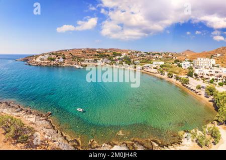 La spiaggia di sabbia Megas Gialos nell'isola di Syros, Grecia Foto Stock