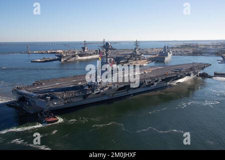 Norfolk, Virginia, Stati Uniti. 26th Nov 2022. L'equipaggio della prima portaerei della classe USS Gerald R. Ford (CVN 78) man le rotaie come la nave torna alla Naval Station Norfolk, novembre. 26, a seguito dello schieramento inaugurale con il gruppo Gerald R. Ford Carrier Strike (GRFCSG). Più di 4.600 marinai assegnati a Ford operavano negli Stati Uniti 2nd Fleet e 6th Fleet, aumentando l'interoperabilità e l'intercambiabilità con gli alleati e i partner della NATO. Durante tutto il dispiegamento, il GRFCSG ha navigato oltre 9.200 miglia, ha completato più di 1.250 sorties, ha speso 78,3 tonnellate di ordigni, ha completato 13 un Foto Stock