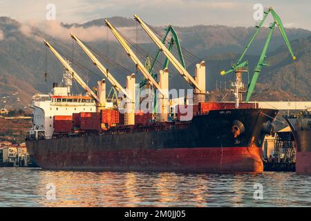 Nave merci da carico nel porto industriale. Logistica, commercio di importazione ed esportazione, concetto di trasporto internazionale. Foto Stock