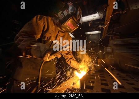 Liancourt Rocks. 13th Nov 2022. Il tecnico addetto alla manutenzione dello scafo Fireman Ryan Kaui salda una staffa a bordo della nave d'assalto anfibia USS Makin Island (LHD 8), novembre. 13, 2022. I tecnici addetti alla manutenzione dello scafo pianificano, supervisionano ed eseguono le attività necessarie per la fabbricazione, l'installazione, la manutenzione e la riparazione di strutture di bordo, impianti idraulici, fognature e sistemi di tubazioni. Il Makin Island Amphibious Ready Group, composto dalla nave d'assalto anfibio Makin Island e dalle banchine di trasporto anfibie USS Anchorage (LPD 23) e USS John P. Murtha (LPD 26), sta conducendo operazioni di routine negli Stati Uniti 3rd Foto Stock