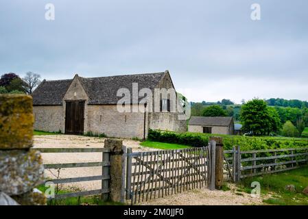 Fienile in pietra Guiting Power nel villaggio di Cotswold lungo i sentieri pubblici di Wardens Way nel sud-ovest dell'Inghilterra. Foto Stock