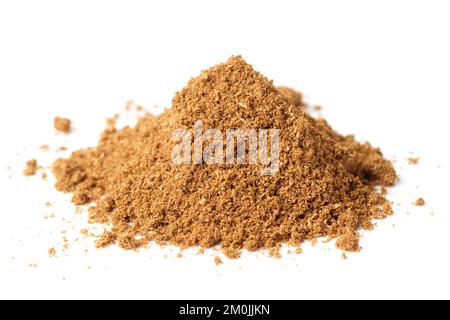 Garam masala, mix indiano di spezie, sparato su superficie bianca Foto Stock