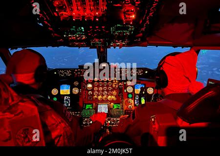 22 novembre 2022 - Eielson Air Force base, Alaska, USA - Alaska Air National Guard Major Jeff Boesche, a sinistra, e il Capt. Cory Schaeffers, entrambi i piloti con il 168th Operations Group, si preparano ad atterrare alla Eielson Air Force base durante l'operazione Babbo Natale novembre. 22, 2022. L'operazione Babbo Natale è il programma annuale di relazioni e di sostegno della comunità delle guardie nazionali dell'Alaska che fornisce regali ai bambini in comunità remote in tutto lo stato. Dopo l'atterraggio all'AFB di Eielson, Babbo Natale e più di una dozzina di elfi aiutanti sono stati trasferiti a due elicotteri della Guardia Nazionale dell'Alaska Black Hawk e hanno consegnato 650 Foto Stock