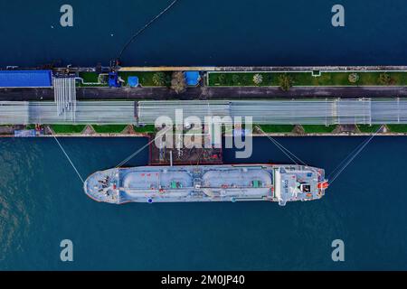 Spedire la nave cisterna con GPL. Processo di carico della petroliera, vista aerea del drone. Foto Stock