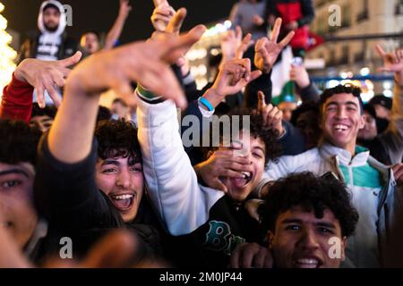 Madrid, Spagna, 6th dicembre 2022. I tifosi del Morcco festeggiano in 'Plaza del Sol' la loro nazionale vinceranno la Spagna nella Coppa del mondo di calcio 2022 in Qatar. La polizia era in alto allarme per possibili disturbi. Credit: Roberto Arosio/Alamy Live News Foto Stock