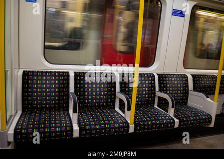 Posti a sedere su una carrozza della metropolitana di Londra. Posti a sedere del treno della metropolitana. Posti vuoti. Treno della metropolitana. Passando i treni Foto Stock