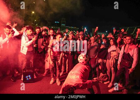 Barcellona, Spagna. 6th Dec, 2022. Un uomo marocchino tiene una palla a Las Ramblas, mentre altri scattano foto e lo filmano durante la celebrazione dell'eliminazione della Spagna dalla Coppa del mondo in Qatar. (Credit Image: © Ximena Borrazas/SOPA Images via ZUMA Press Wire) Foto Stock