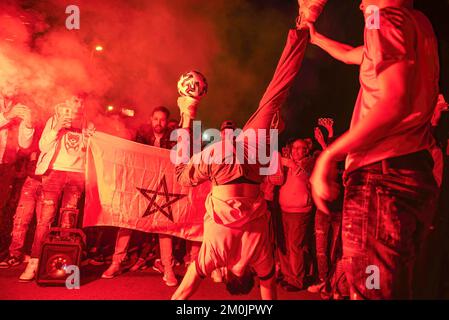 Barcellona, Spagna. 6th Dec, 2022. Un gruppo di giovani marocchini festeggia con pirotecnici, balli e palla di controllo su Las Ramblas a Barcellona dopo la vittoria del calcio di rigore che ha fatto cadere la Spagna fuori dalla Coppa del mondo in Qatar. (Credit Image: © Ximena Borrazas/SOPA Images via ZUMA Press Wire) Foto Stock