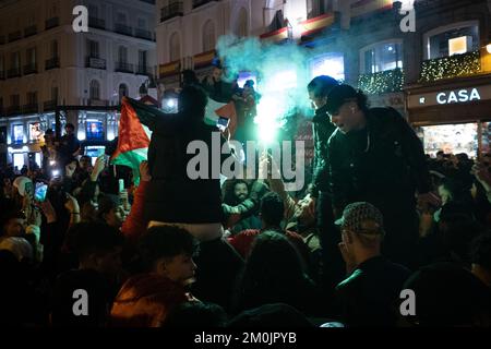 Madrid, Madrid, Spagna. 6th Dec, 2022. 6 dicembre 2022 - Madrid, Spagna: I tifosi marocchini festeggiano a Madrid, Spagna dopo che la loro nazionale ha battuto la Spagna sulle penalità alla Coppa del mondo di calcio del Qatar 2022 (Credit Image: © Alvaro Laguna/Pacific Press via ZUMA Press Wire) Foto Stock