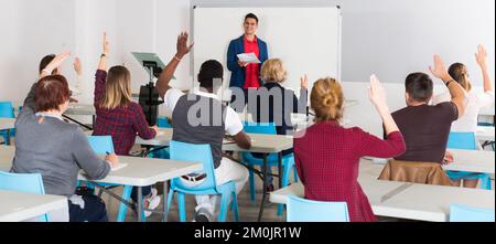 Insegnante di sesso maschile che dà la presentazione per gli studenti Foto Stock