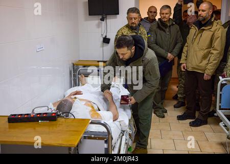 (Regioni di Donetsk e Kharkiv in Ucraina) durante un viaggio di lavoro nella regione di Kharkiv il giorno delle forze armate ucraine, il presidente Volodymyr Zelenskyy ha visitato una struttura medica in cui vengono curati i militari feriti. All'ospedale, ha incontrato i medici di combattimento, si è congratulato con loro il giorno delle forze armate dell'Ucraina e ha consegnato premi di stato. Foto Stock