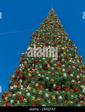 Un albero di Natale decorato con palle d'oro, d'argento e gialle. Foto Stock