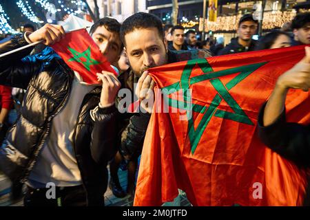 Barcellona, Catalogna, Spagna. 6th Dec, 2022. La grande popolazione marocchina residente in Catalogna, esce per celebrare la classificazione e la sconfitta contro la Spagna nelle strade del centro di Barcellona (Credit Image: © Eric Renom/ZUMA Press Wire) Foto Stock