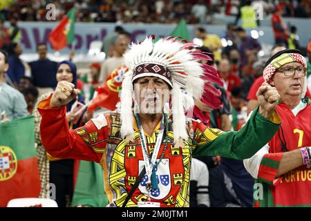 AL DAAYEN - sostenitore del Portogallo durante la Coppa del mondo FIFA Qatar 2022 turno di 16 partita tra Portogallo e Svizzera al Lusail Stadium il 6 dicembre 2022 a al Daayen, Qatar. AP | Olandese altezza | MAURICE DI PIETRA Foto Stock