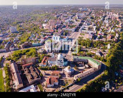 Vista panoramica aerea della città di Kursk con edifici e paesaggio Foto Stock