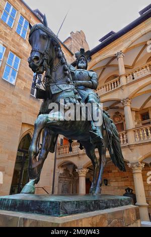 Una verticale della statua equestre del duca Eberhard im Bart nel cortile del vecchio castello di Stoccarda, Germania Foto Stock