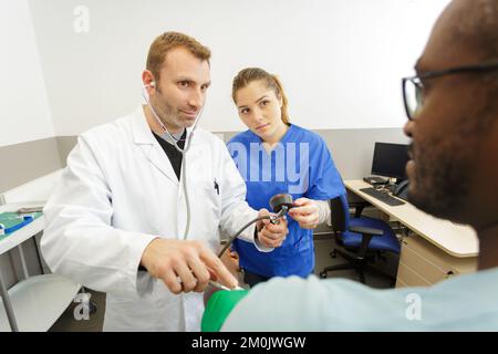 dottorato con paziente di sesso maschile i ufficio medico Foto Stock