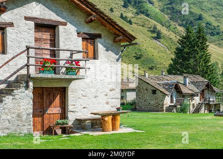 villaggio e case, ponte di legno, italia Foto Stock