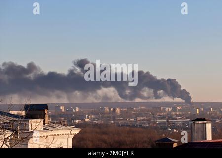 Kursk, Russia. 07th Dec, 2022. Il fumo sorge dalla zona dell'aeroporto di Kursk fuori Kursk, Russia, martedì, dicembre. 6, 2022 Un incendio scoppiato in un aeroporto nella regione meridionale del Kursk Russias che confina con l'Ucraina è stato il risultato di un attacco di droni, il governatore regionale del Kursk ha detto martedì, un giorno dopo che Mosca ha accusato Kyiv di attacchi di droni su due basi aeree profonde all'interno della Russia. Photo by Administration of the Kursk region /UPI Credit: UPI/Alamy Live News Foto Stock