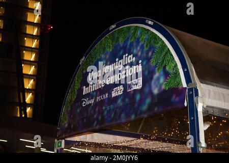 Milano, . 06th Dec, 2022. Illuminazione dell'albero dei desideri, Disney per il make-A-wish e inaugurazione del Villaggio di Natale in CityLife Shopping Discrict Credit: Independent Photo Agency/Alamy Live News Foto Stock