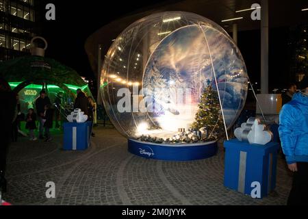 Milano, . 06th Dec, 2022. Illuminazione dell'albero dei desideri, Disney per il make-A-wish e inaugurazione del Villaggio di Natale in CityLife Shopping Discrict Credit: Independent Photo Agency/Alamy Live News Foto Stock