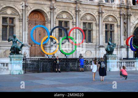 Turisti che hanno le loro foto scattate di fronte agli anelli olimpici per i Giochi olimpici estivi di Parigi del 2024 di fronte all'Hotel de Ville (Municipio di Parigi).Paris.France Foto Stock