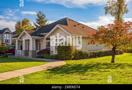 Immobiliare esterno Front House. Grande casa di lusso su misura con bel cortile e strada di accesso al garage nei sobborghi di Vancouver CA Foto Stock