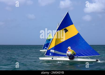 ORANJESTAD, ARUBA - 27 MARZO 2022: Piccole barche a vela lungo la costa a Surfside Beach a Oranjestad, sull'isola caraibica di Aruba Foto Stock