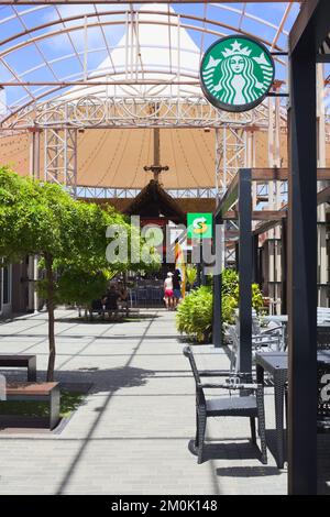 ORANJESTAD, ARUBA - 17 LUGLIO 2022: Renaissance Marketplace Mall con Starbucks, Subway ed e' alle 5 da qualche parte Bar a Oranjestad, Aruba Foto Stock