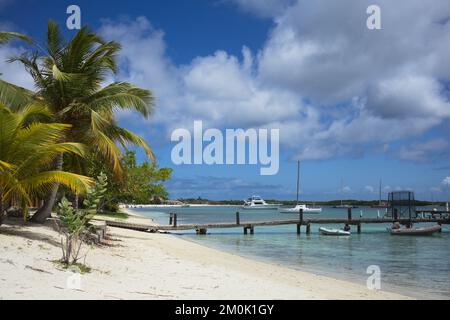 ORANJESTAD, ARUBA - 17 LUGLIO 2022: Molo che funge da molo per le barche che ancorano a Surfside Beach a Oranjestad sull'isola caraibica di Aruba Foto Stock