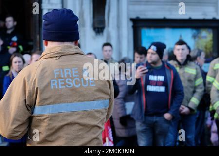 Londra, Regno Unito. 6th dicembre 2022. L'Unione dei Vigili del fuoco (LFU) sta facendo palleggiare i membri per l'azione industriale in seguito al rifiuto di un aumento delle retribuzioni del 5%. Centinaia di vigili del fuoco hanno partecipato a un raduno a Westminster prima di incontrare i parlamentari, mentre la votazione si è aperta il 5th dicembre e si chiude il 30th gennaio. Credit: Undicesima ora di Fotografia/Alamy Live News Foto Stock